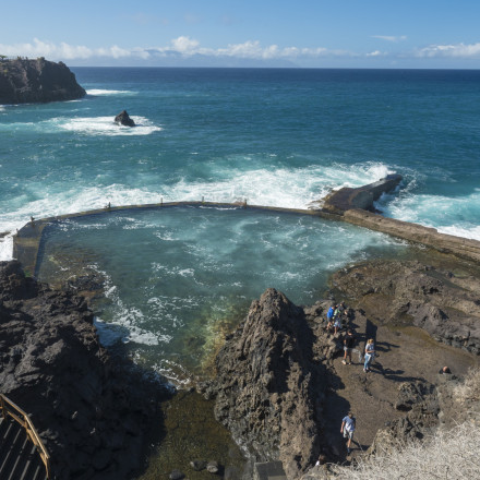 Σοκ στην Τενερίφη: 4 νεκροί όταν τεράστιο κύμα παρέσυρε κολυμβητές από πισίνα στον ωκεανό