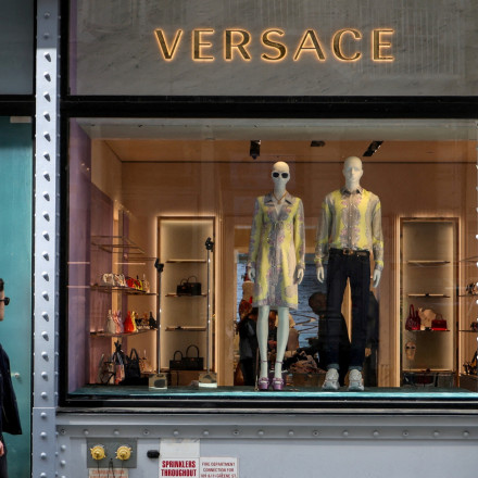 Αλλάζει χέρια ο οίκος Versace: H Prada τον εξαγόρασε μετά από πολύμηνες διαπραγματεύσεις