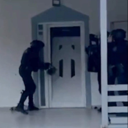 Αττική: Βίντεο με πάνοπλους αστυνομικούς να μπαίνουν σε σπίτι σπείρας που έκανε κλοπές και απάτες