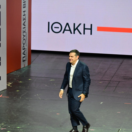 Τσίπρας: «Πρόβα» επιστροφής από το Παλλάς με «αυτοοργάνωση»-Χωρίς ρεζερβέ η νέα «πολύχρωμη παράταξη»