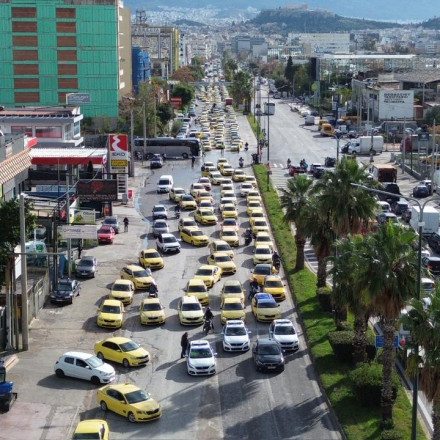 Απεργία ταξί: STOP από την ΕΛΑΣ στους οδηγούς - Ήθελαν να ενωθούν με το μπλοκ των αγροτών στο Κιάτο