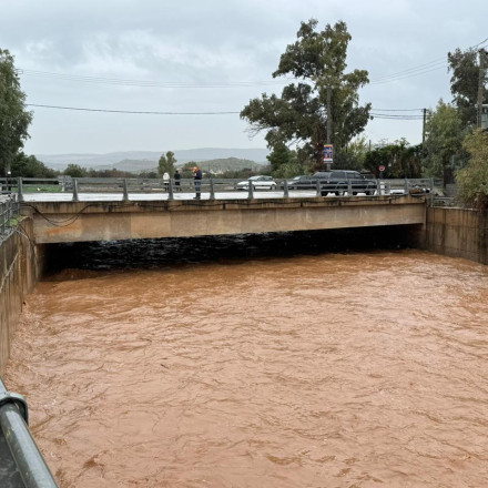 Συναγερμός στην Ελευσίνα: Φόβος για υπερχείλιση του Σαρανταπόταμου - Μπαράζ από 112  στους κατοίκους