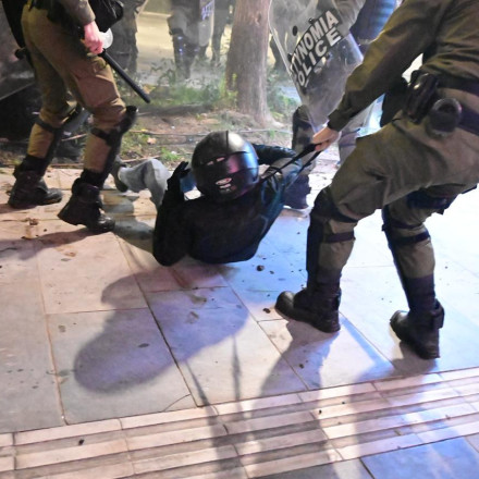 Επεισόδια στην πορεία για την επέτειο Γρηγορόπουλου: Μάχες σώμα με σώμα - Δείτε φωτό, βίντεο