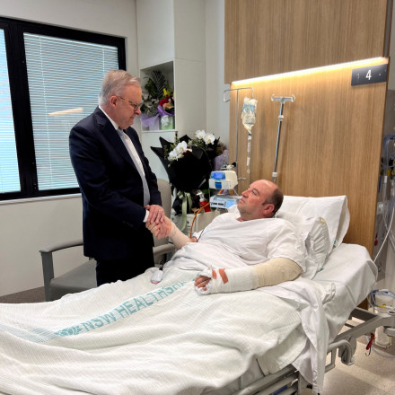 «Ό,τι καλύτερο έχει η χώρα»: Στο νοσοκομείο για τον «ήρωα» Αχμέντ Αλ Άχμεντ ο Αυστραλός πρωθυπουργός