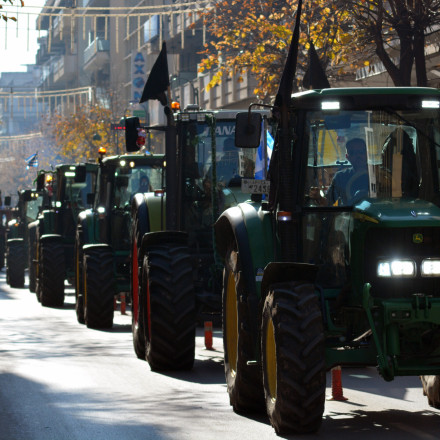 Στους δρόμους παραμένουν οι αγρότες – Οι συνελεύσεις καθορίζουν τη συνέχεια των κινητοποιήσεων