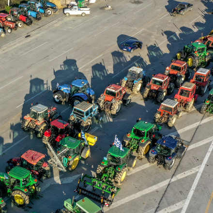 Δεν κάνουν πίσω οι αγρότες: Κινούνται για να αποκλείσουν το λιμάνι στον Βόλο