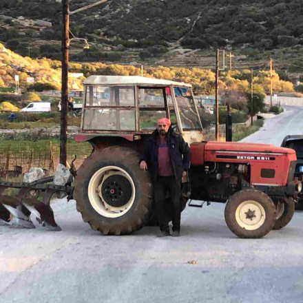 Αμοργός: Ο μοναδικός αγρότης με τρακτέρ στο νησί έστησε μπλόκο και έκλεισε τον δρόμο μόνος του