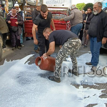 Αγρότες έχυσαν γάλα έξω από τη ΔΟΥ Χανίων σε κινητοποίηση για τον προϋπολογισμό - Βίντεο