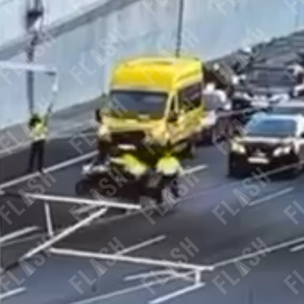 Αναβάτης παρέσυρε τροχονόμο στην Αττική Οδό για να σπάσει αστυνομικό μπλόκο - Απίστευτο βίντεο