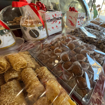 Μελομακάρονα και κουραμπιέδες: Πόσο πωλούνται τελικά, τι θα πρέπει να προσέξουν οι καταναλωτές