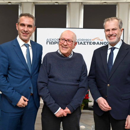 Γιώργος Παπαστεφάνου: Δώρισε τους δίσκους και τα βιβλία του στην ΕΡΤ