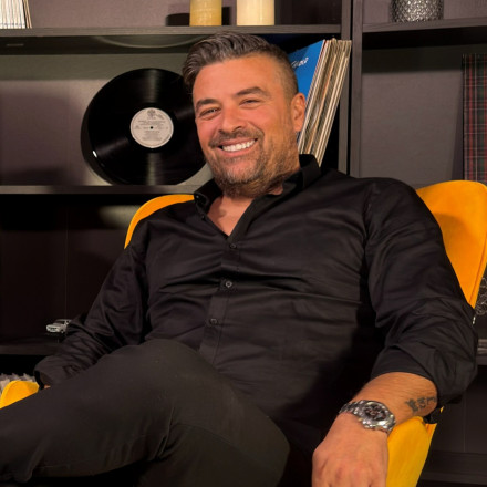 Γιάννης Αϊβάζης: «Η δουλειά δεν είναι ντροπή, έχω δουλέψει από κρεοπώλης μέχρι dj σε στριπτιτζάδικο»