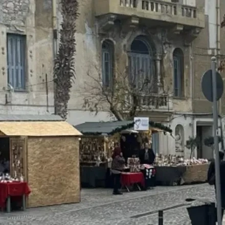 Στόλισαν τα σπιτάκια, έβαλαν μουσική στα μεγάφωνα και ψάχνουν το γιορτινό κλίμα