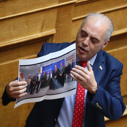 Στο μίξερ του Βελόπουλου: Ο προϋπολογισμός του «Φραπέ» και οι… ρεμπέτ ασκέρ ΠΑΣΟΚ - ΣΥΡΙΖΑ