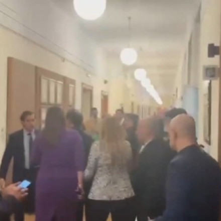 Χαμός στους διαδρόμους της Βουλής με Ζωή και «Φραπέ»: Κυνηγητό, φωνές και απειλές