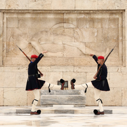 157 χρόνια Προεδρικής Φρουράς: Οι αγέρωχοι Εύζωνες που φυλούν τη μνήμη του έθνους