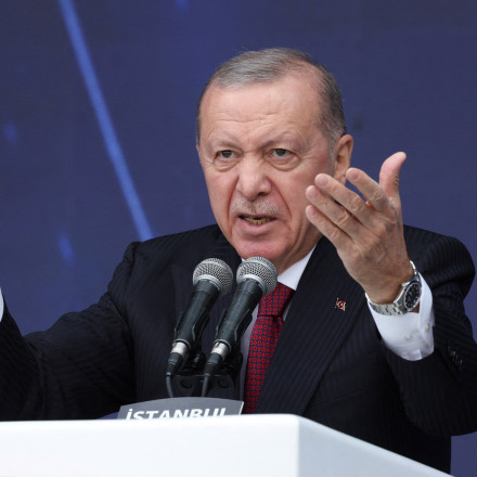 Έξαλλος ο Ερντογάν για την Τριμερή: «Θα υπερασπιστούμε τα δικαιώματά μας σε Αν. Μεσόγειο και Αιγαίο»