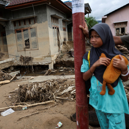 Ινδονησία: Δημοσιογράφος «λυγίζει» σε ζωντανή μετάδοση μπροστά στην καταστροφή από τις πλημμύρες