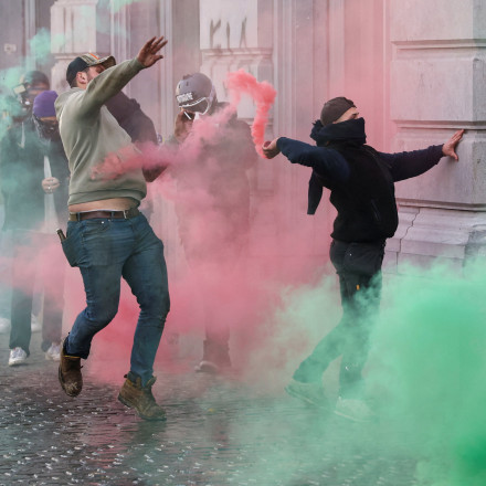 Οι αγρότες στις Βρυξέλλες: «Βροχή» από κροτίδες - Δείτε το στιγμιότυπο από την ανταπόκριση του Flash