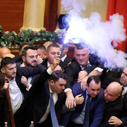 Χάος στην αλβανική βουλή - Συγκρούσεις και καπνογόνα