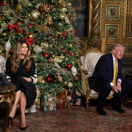 «Γιατί παρακολουθείτε τον Άγιο Βασίλη;» - Ο Τραμπ και η Μελάνια απαντούν στις κλήσεις παιδιών