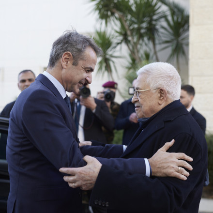 Συνάντηση Μητσοτάκη - Αμπάς: «Μακροχρόνια ειρήνη και σεβασμός στο διεθνές δίκαιο»