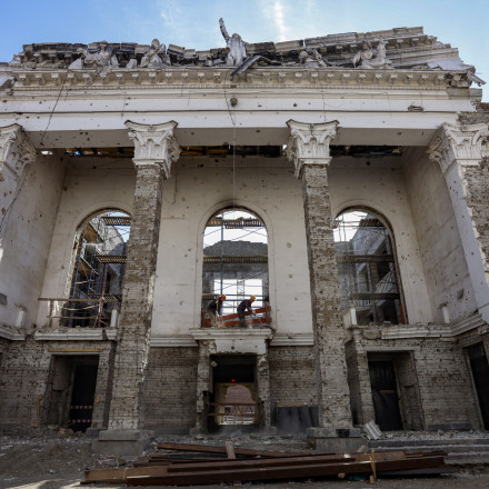 «Χορεύοντας πάνω σε κόκαλα»: Η Μόσχα ανοίγει ξανά το θέατρο της κατεχόμενης Μαριούπολης