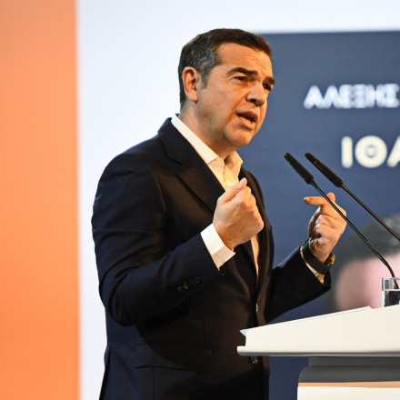 Τσίπρας: Ανοίγει μέτωπο απαντήσεων για το μήνυμα της «Ιθάκης», όχι για καρέκλες και εξώστες