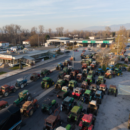Ας αφήσουμε τους εμφυλίους...
