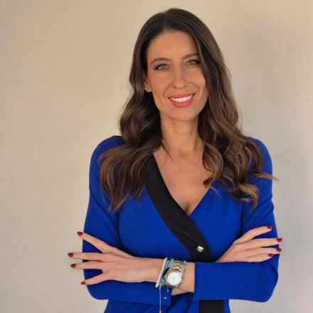 Η Αρετή Μανιώτη στο Flash: Χριστούγεννα με νεογέννητο – Οι κανόνες αλλάζουν, ο «αρχηγός» είναι ένας