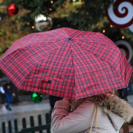 Καιρός: Παραμονή Χριστουγέννων με βροχές και καταιγίδες - Τι αναφέρει το έκτακτο δελτίο της ΕΜΥ