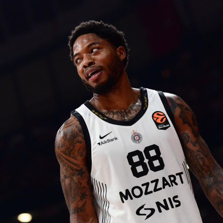 Ολυμπιακός: «Ζεστό» ενδιαφέρον για σέντερ, ψηλά στη λίστα ο Ταϊρίκ Τζόουνς