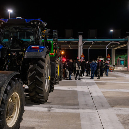 Από τα μπλόκα στα διόδια Αφιδνών οι αγρότες - Η στιγμή που σηκώνουν τις μπάρες