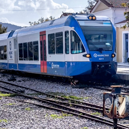 Υπεγράφη η παραγγελία για 23 νέα τρένα – Ιστορική επένδυση 308 εκατ. ευρώ στον ελληνικό σιδηρόδρομο