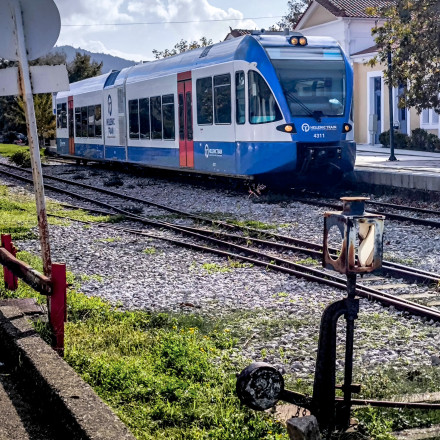 Υπεγράφη η παραγγελία για 23 νέα τρένα – Ιστορική επένδυση 308 εκατ. ευρώ στον ελληνικό σιδηρόδρομο