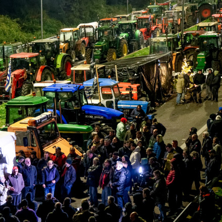 Αγρότες: Συνεχίζουν τις κινητοποιήσεις - Ανοίγουν τα μπλόκα και... τα διόδια για τις γιορτές