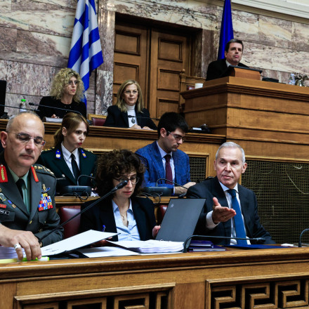 «Κανονιοβολισμοί» στη Βουλή: Αντιδράσεις επί του νομοσχεδίου για τις Ένοπλες Δυνάμεις