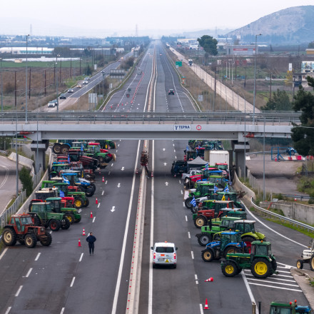 Στην άκρη των δρόμων βάζουν τα τρακτέρ οι αγρότες ενόψει Χριστουγέννων - Τι ζητά η ΕΛΑΣ