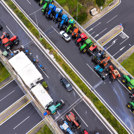 Ξεκαθαρίζει η ΕΛΑΣ: Δεν επιτρέπεται κυκλοφορία οχημάτων με τρακτέρ στις εθνικές οδούς