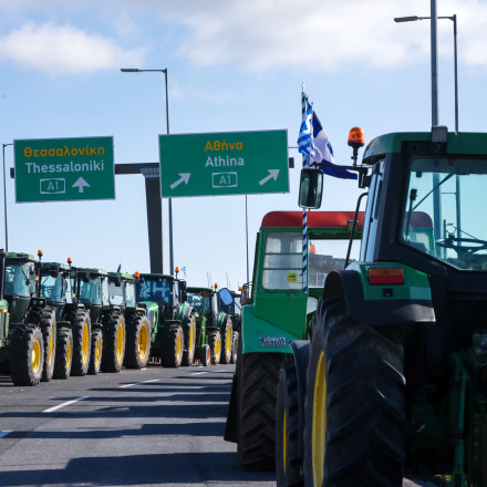 Εντείνουν τις κινητοποιήσεις τους οι αγρότες: Κλείνει και η εθνική οδός Αντιρρίου-Ιωαννίνων