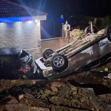 Αγρίνιο: Σοκαριστικό τροχαίο με αυτοκίνητο που τούμπαρε και έπεσε σε αυλή σπιτιού