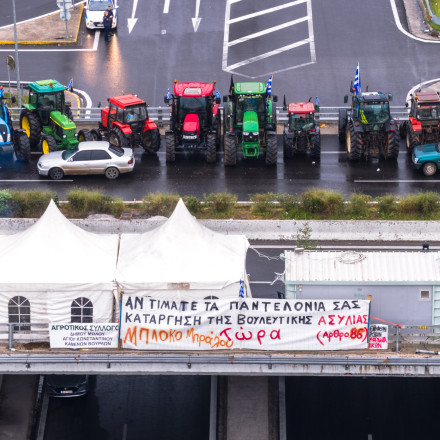 Ανυποχώρητοι οι αγρότες: Κλείνει στις 12 το μεσημέρι το μπλόκο των Μαλγάρων προς Αθήνα