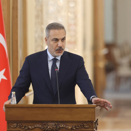 Παραλίγο διπλωματικό επεισόδιο με τον Φιντάν στη Συρία: Του έκλεισαν το μικρόφωνο ενώ έκανε δηλώσεις