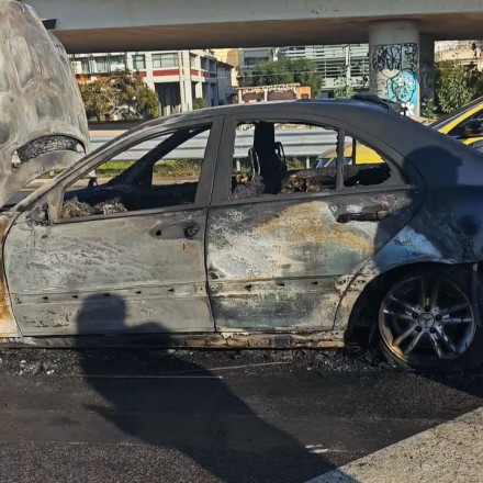 Αυτοκίνητο πήρε φωτιά εν κινήσει - Μποτιλιάρισμα στην Παραλιακή