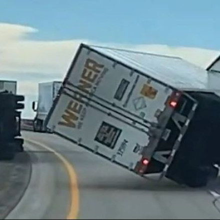 ΗΠΑ: Η στιγμή που ο αέρας ανατρέπει νταλίκα σε αυτοκινητόδρομο του Γουαϊόμινγκ