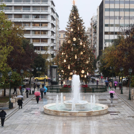 Καιρός: Βροχερά Χριστούγεννα σε όλη τη χώρα με κατά τόπους καταιγίδες και χιόνια - Πότε βελτιώνεται