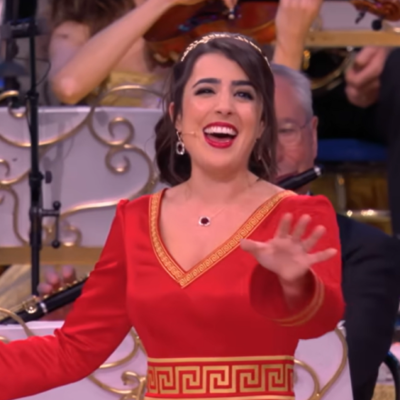 Η συγκινητική στιγμή που Ελληνίδα σοπράνο ερμηνεύει τα ελληνικά κάλαντα σε συναυλία με τον Αντρέ Ριέ