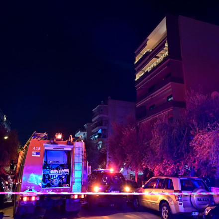 Βίντεο ντοκουμέντο από τη φωτιά στην Καλλιθέα με το διαμέρισμα τυλιγμένο στις φλόγες - Δύο οι νεκροί