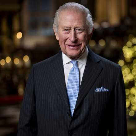 Ο βασιλιάς Κάρολος σπάει για ακόμη μια φορά το πρωτόκολλο στη χριστουγεννιάτικη ομιλία του