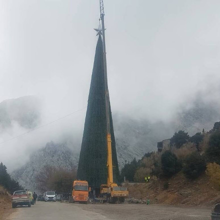 Χανιά: Το μεγαλύτερο χριστουγεννιάτικο δέντρο της Ευρώπης στήθηκε έξω από το φαράγγι της Σαμαριάς